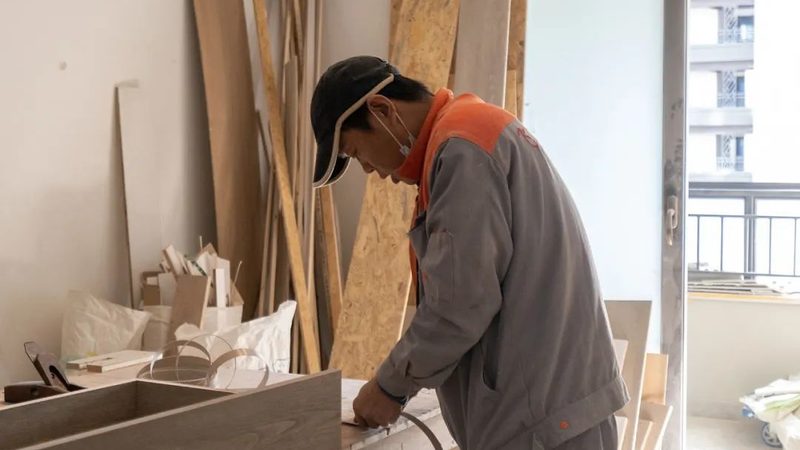 针对阳台漏水问题，免砸砖施工方法应运而生。以下是具体的施工步骤：